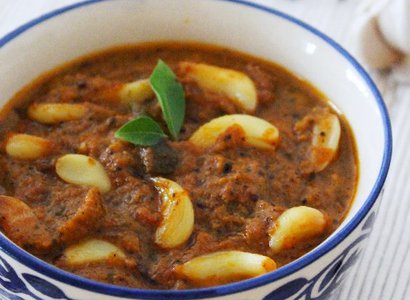 Poondu Kuzhambu (Garlic based gravy)